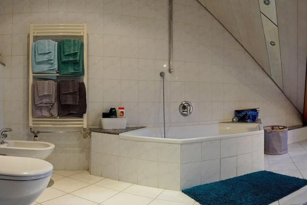 Grosse, Helle Wohnung Fuer Bis Zu 6 Personen Weinheim Exterior photo